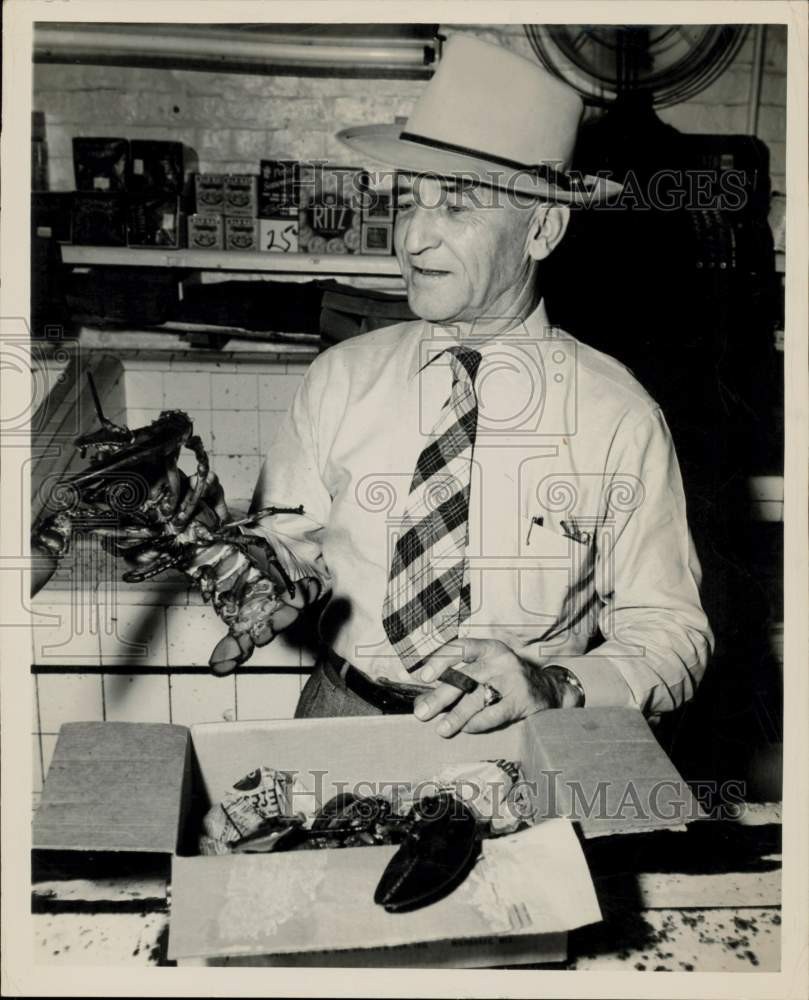 1949 Press Photo Admiral E.A. Coffin examines lobsters at Washington - kfx54067