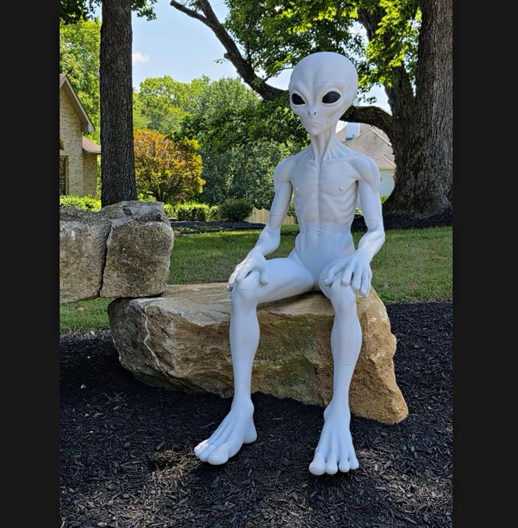 The Traveler 3ft tall  Alien perfect for mancave , gameroom,business,Halloween