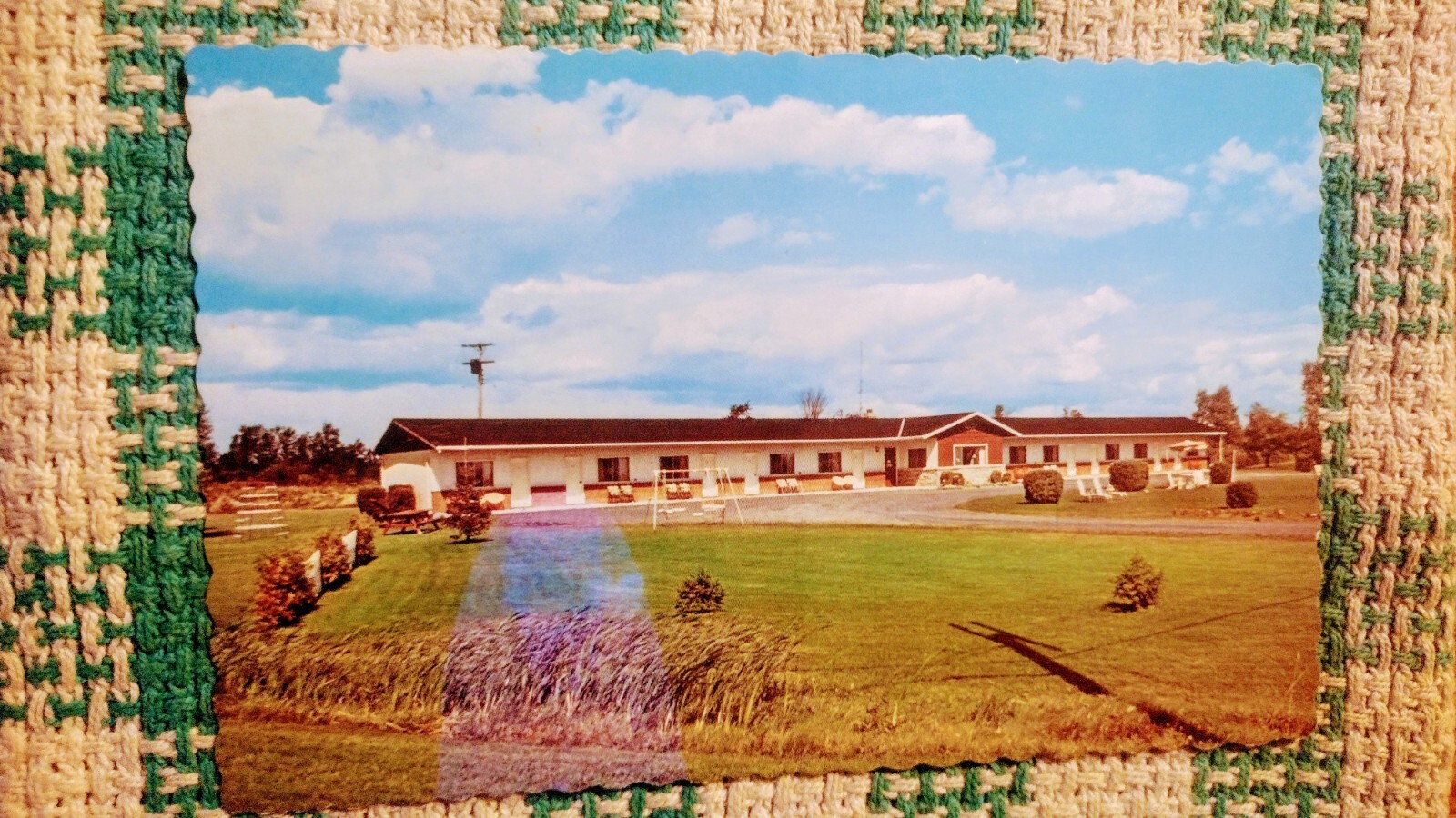 VINTAGE POST CARD THE SURREY MOTEL MORRISBURG ONT.
