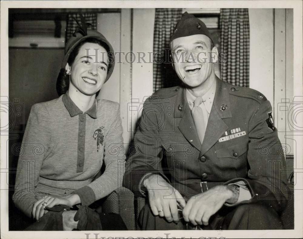1945 Press Photo Colonel James Roosevelt and wife arrive on train in Los Angeles