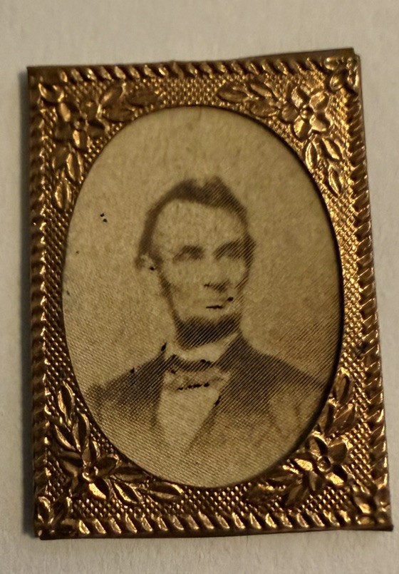 1864 ABRAHAM LINCOLN PRESIDENTIAL CAMPAIGN BRASS FRAME 28 MM CARDBOARD PHOTO 