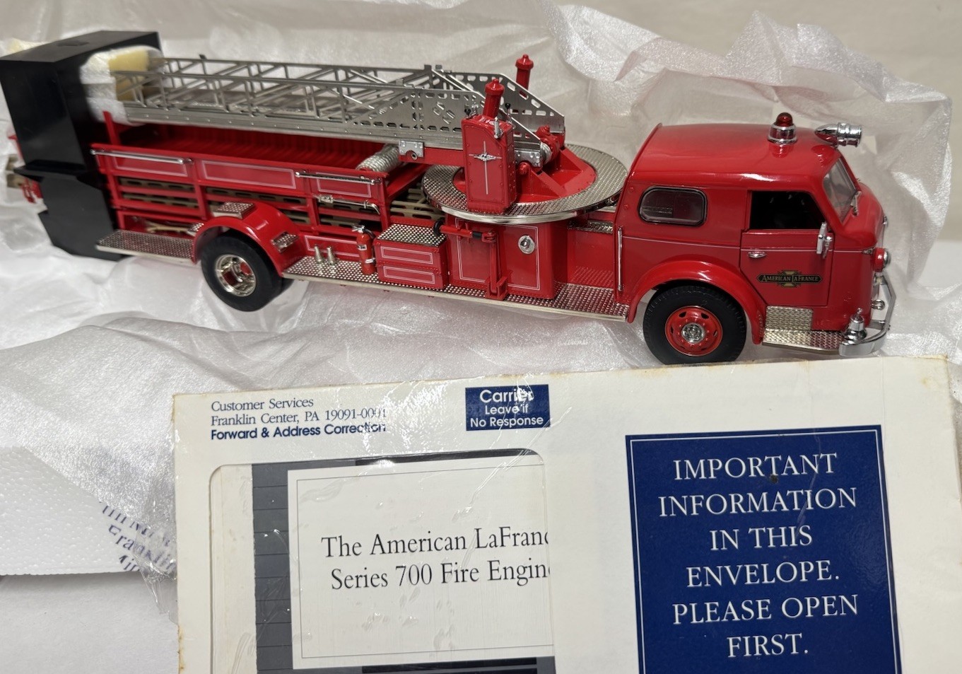 FRANKLIN MINT AMERICAN LAFRANCE SERIES 700 DIE CAST  FIRE ENGINE W/BOX & SHELF