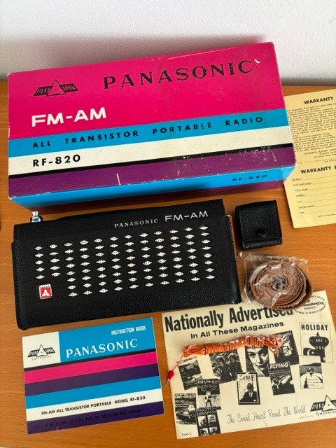 PANASONIC FM-AM RF820 Vintage Old Transistor Radio == MINTY