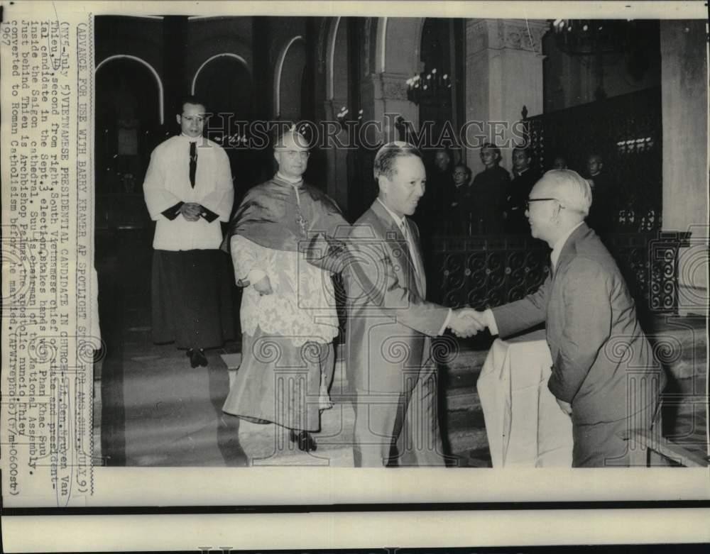 1967 Press Photo Lt. Gen. Nguyen Van Thieu in the Saigon Cathedral. - now61443