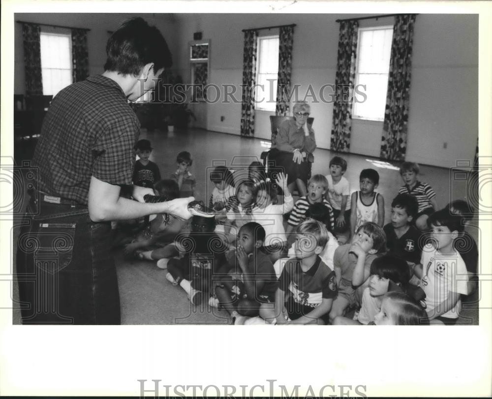 1989 Press Photo Alligator Shown at Christ Episcopal School Kindergarten Class