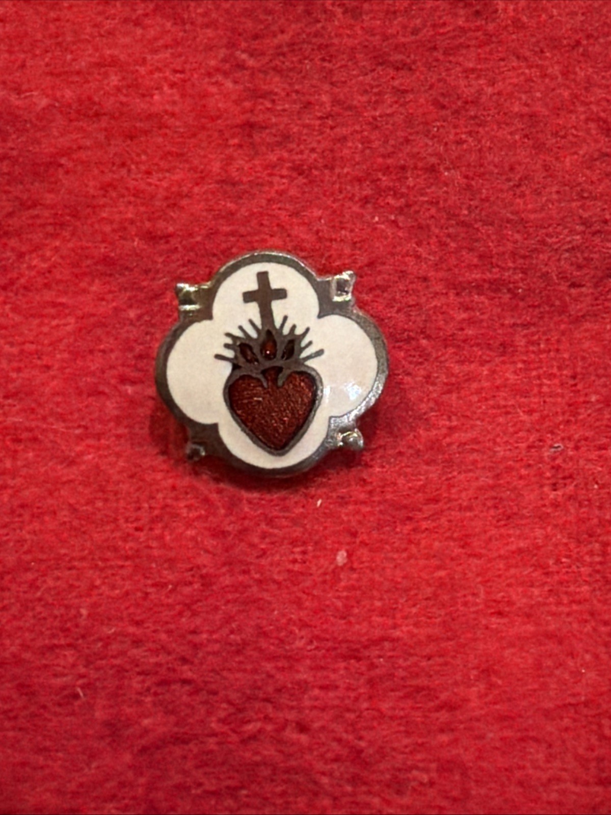 VINTAGE CLOVER SHAPED RELIIOUS LAPEL PIN SACRED HEART OF JESUS w/ CROWN (2)
