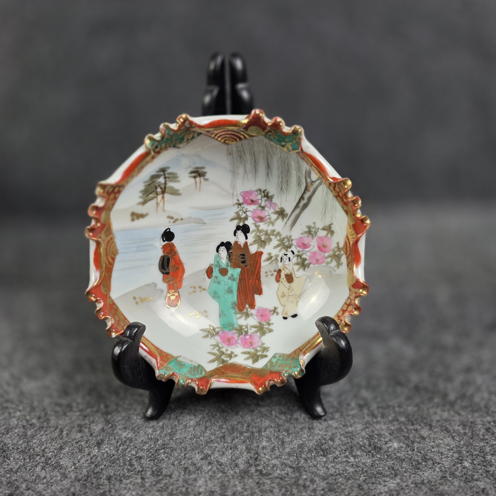 Vintage Japanese Satsuma Hand Painted Footed Dish Figures Gilt 5.5\
