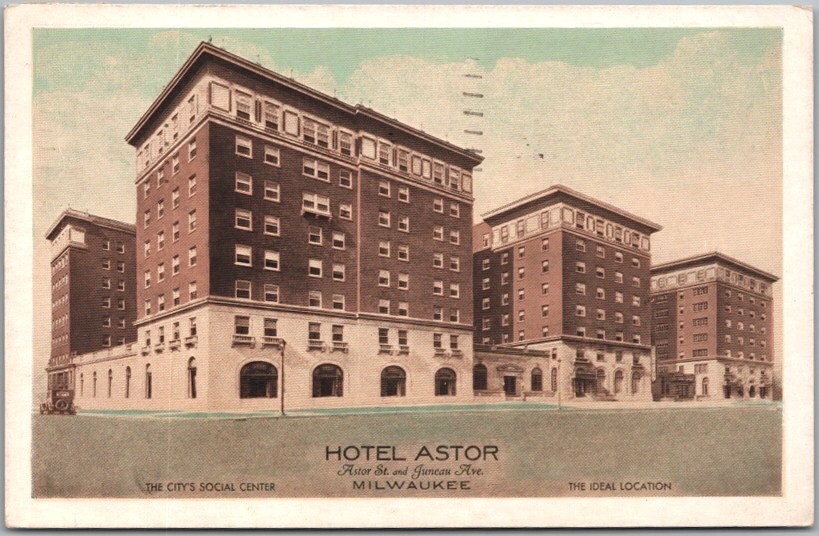 Vintage 1939 Milwaukee, Wisconsin Postcard HOTEL ASTOR Street View - LUMITONE