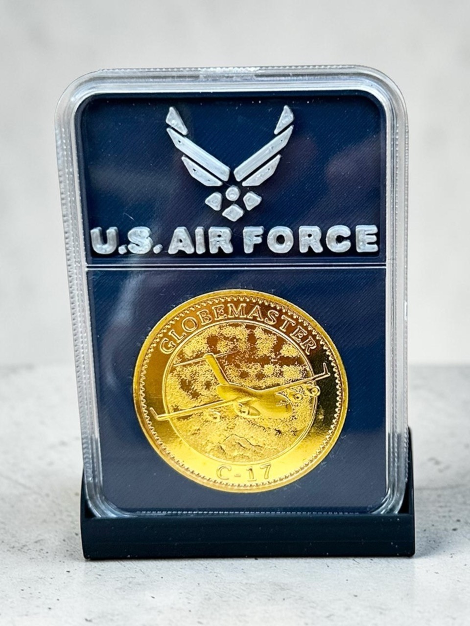 U S AIR FORCE Aircraft C-17 GLOBEMASTER Plane Challenge Coin in Display Case