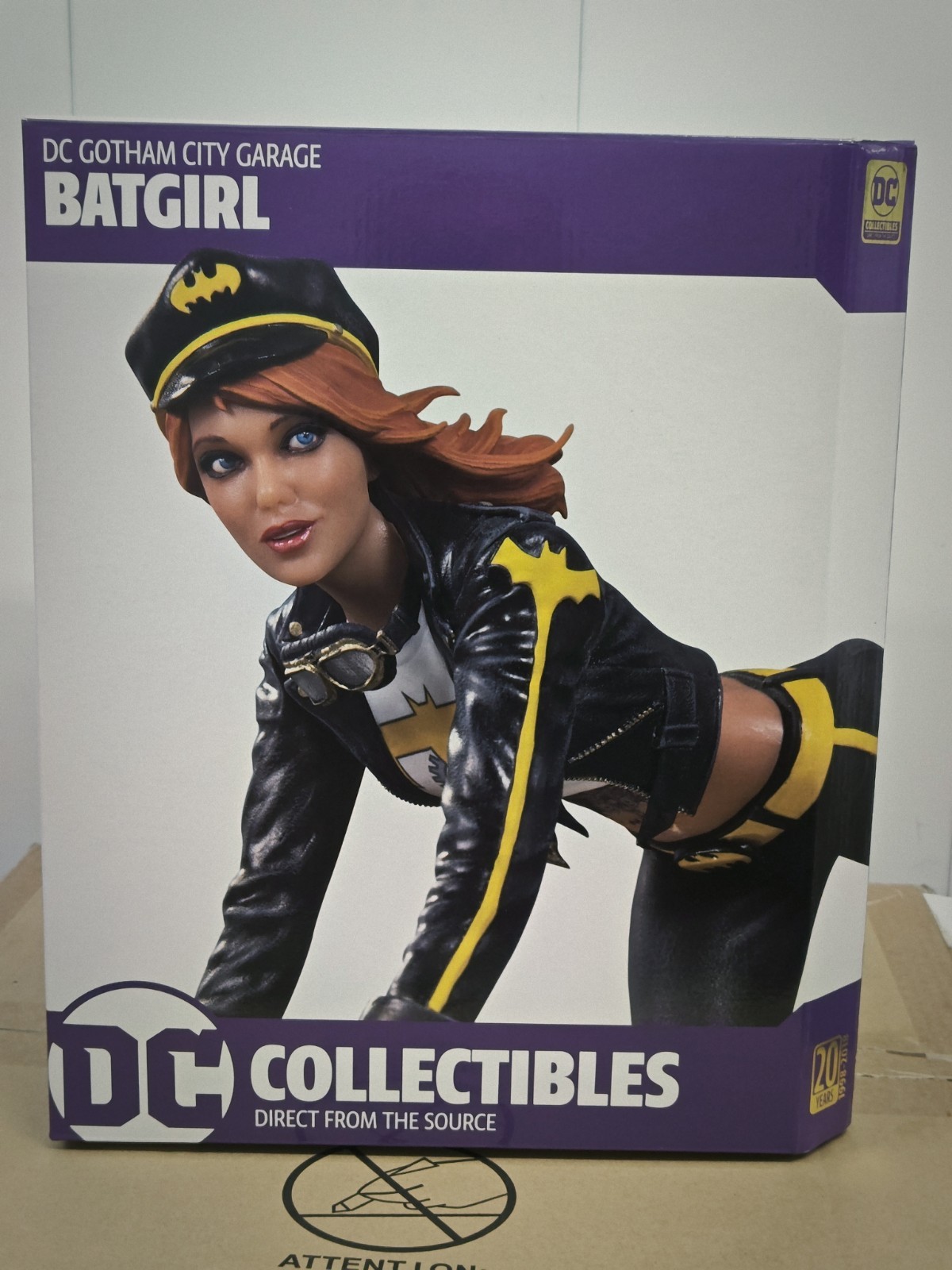 DC Collectibles Batgirl Gotham City Garage 1:6 Polystone Statue LE 11.75 in