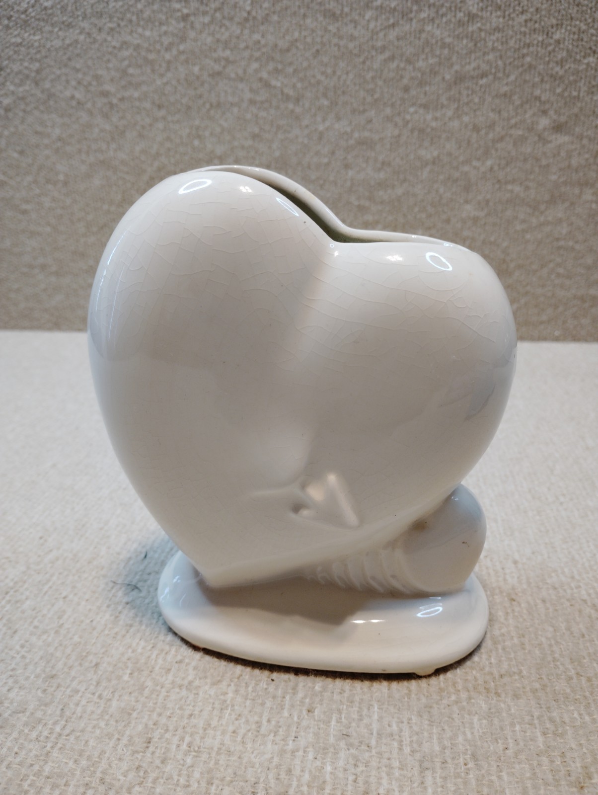 Vintage 3D Arrow Design Heart-Shaped Ceramic Figurine
