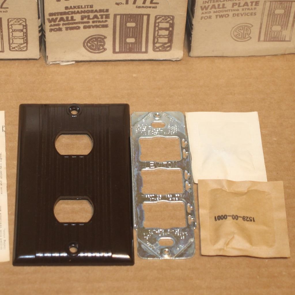 One NOS Leviton Bakelite Interchangeable Wall Plate Despard Brown Ribbed Double
