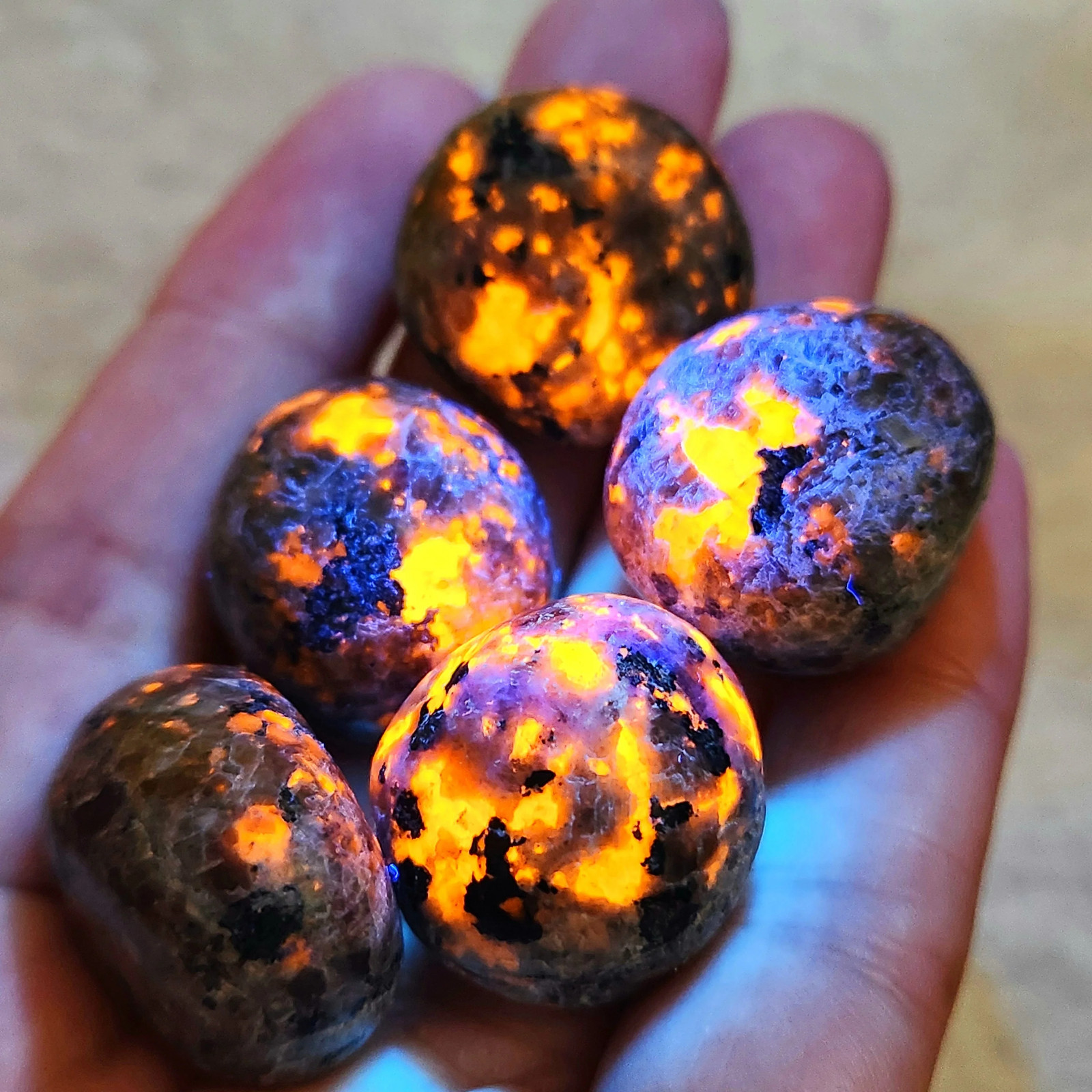 Yooperlite Tumbled Stone, UV Reactive Crystal