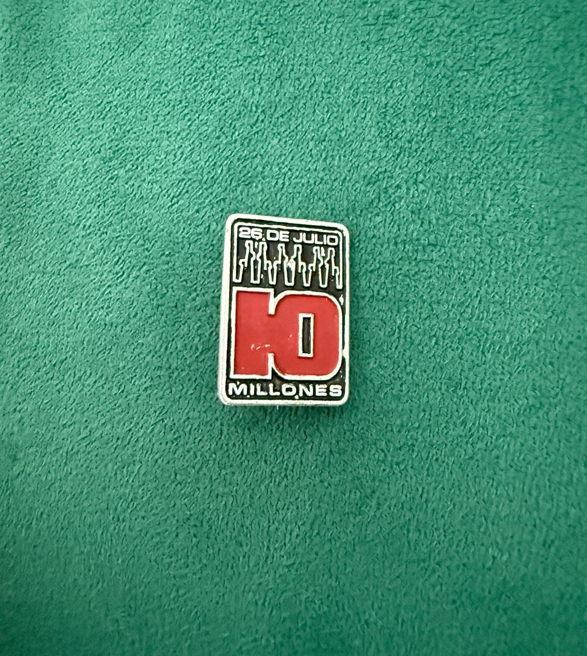 CUBA CUBAN VINTAGE 26 DE JULIO 10 MILLONES 1970 FIDEL CASTRO ENAMEL LAPEL PIN