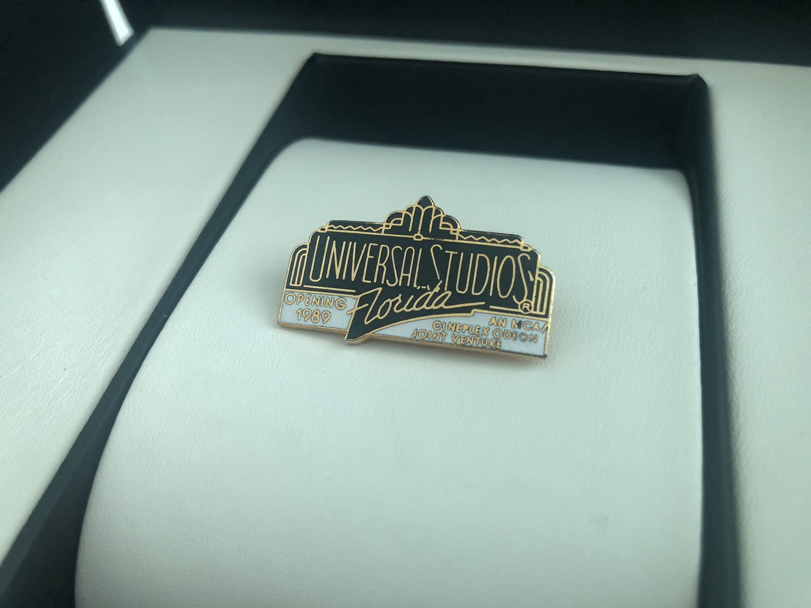 Universal Studios 1989 RARE Genuine pre-opening error pin Florida collectors