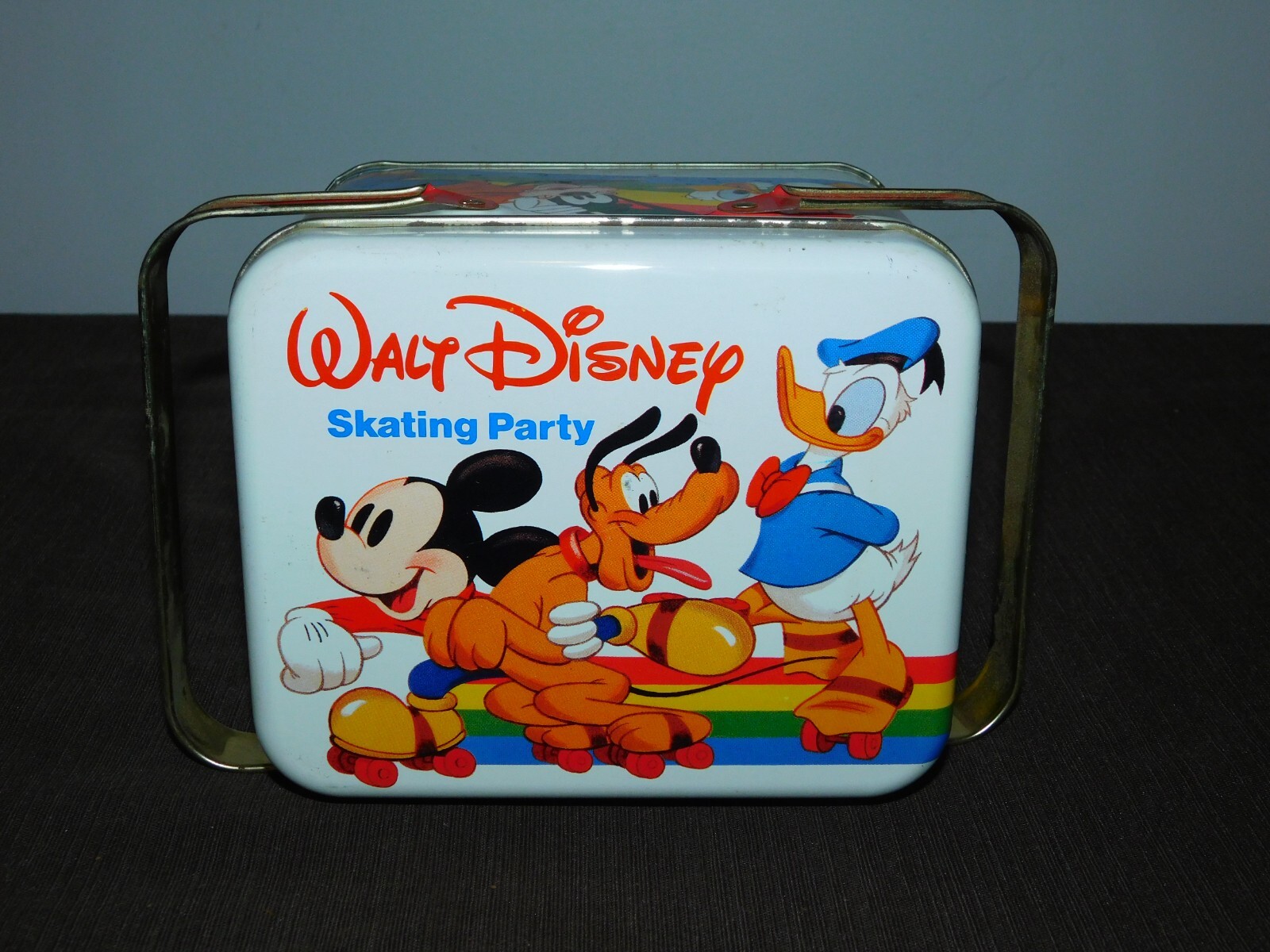 VINTAGE WALT DISNEY MICKEY MOUSE GOOFY DONALD DUCK SKATING PARTY TIN LUNCHBOX