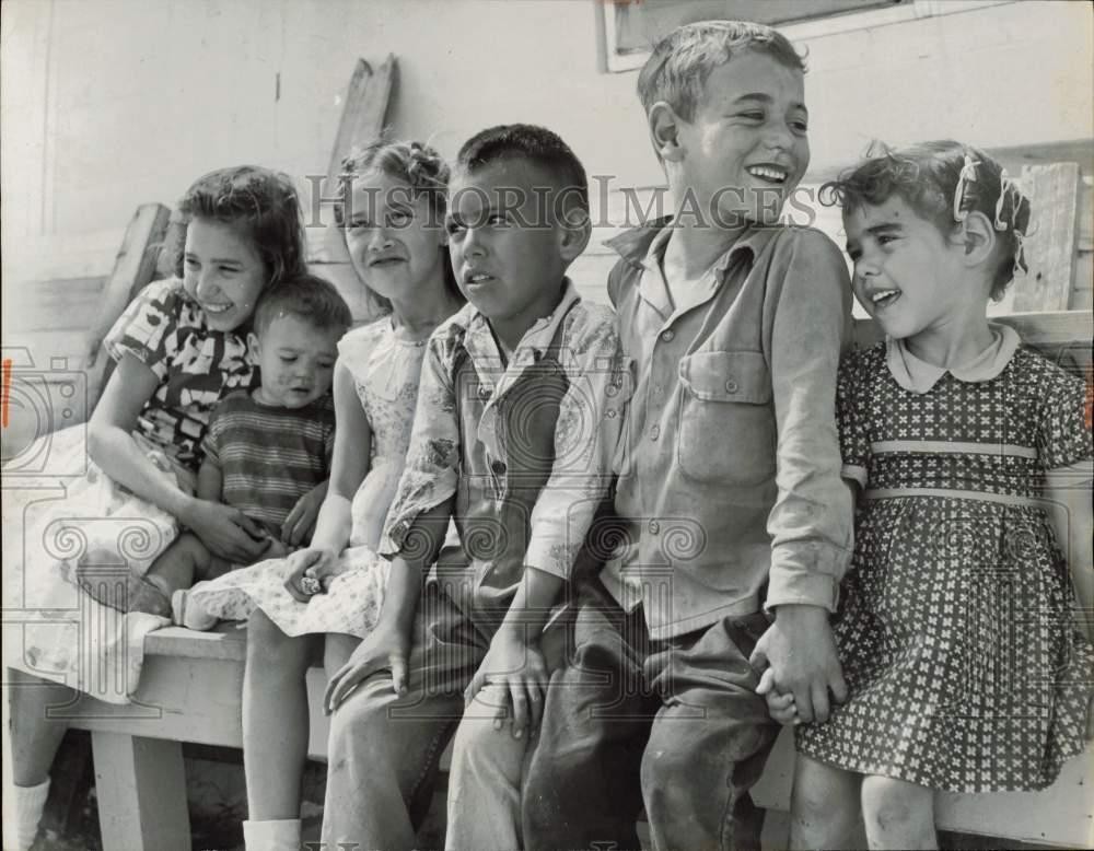 1958 Press Photo Children of migrant farm workers, out of school - lra29865