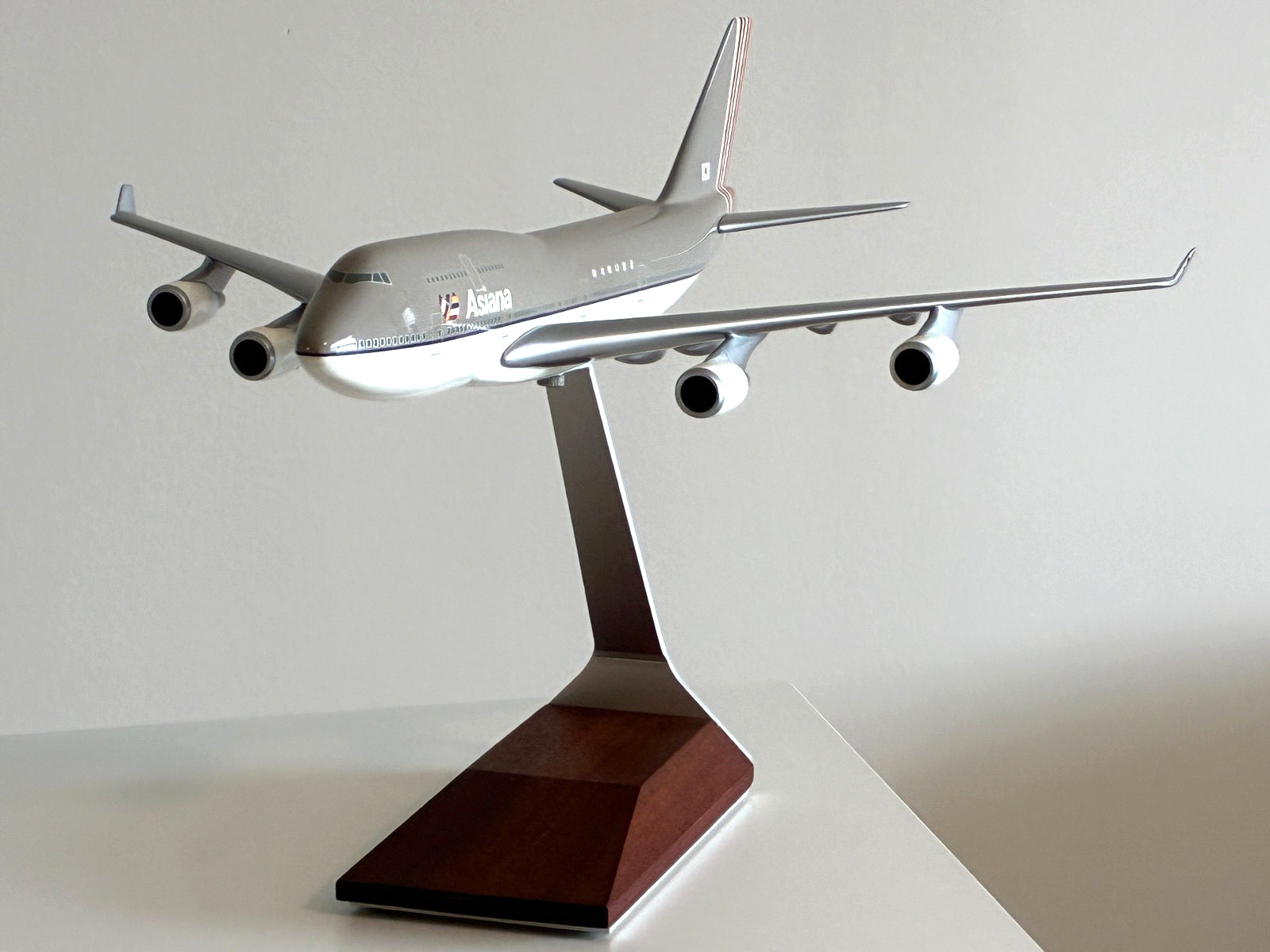 Rare Vintage Space Models London Asiana Airlines Boeing 747-400 (1/200 Scale) Rare Vintage Space Models London Asiana Airlines Boeing 747-400 (1/200 Scale)