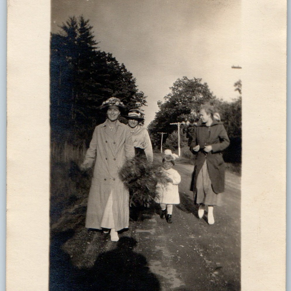c1920s Women Fashion Hats Gathering Evergreens Cute Child 5