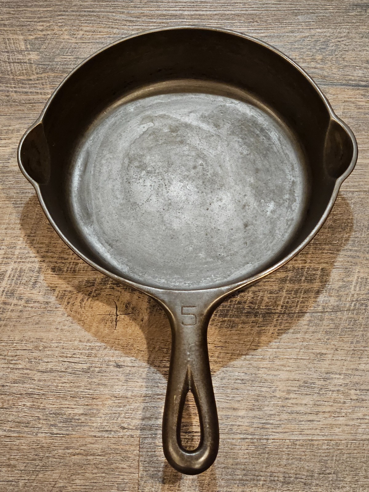 Vintage Griswold Cast Iron Skillet (No. 5, M/N 724) Made in Erie, PA. Small Logo