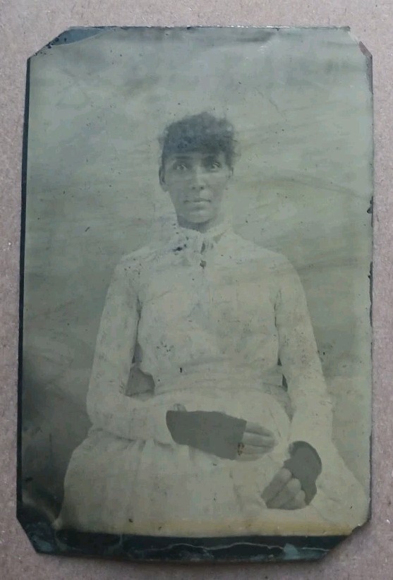 AFRICAN AMERICAN WOMAN WEARING HALF GLOVES IN WHITE DRESS TINTYPE PHOTO