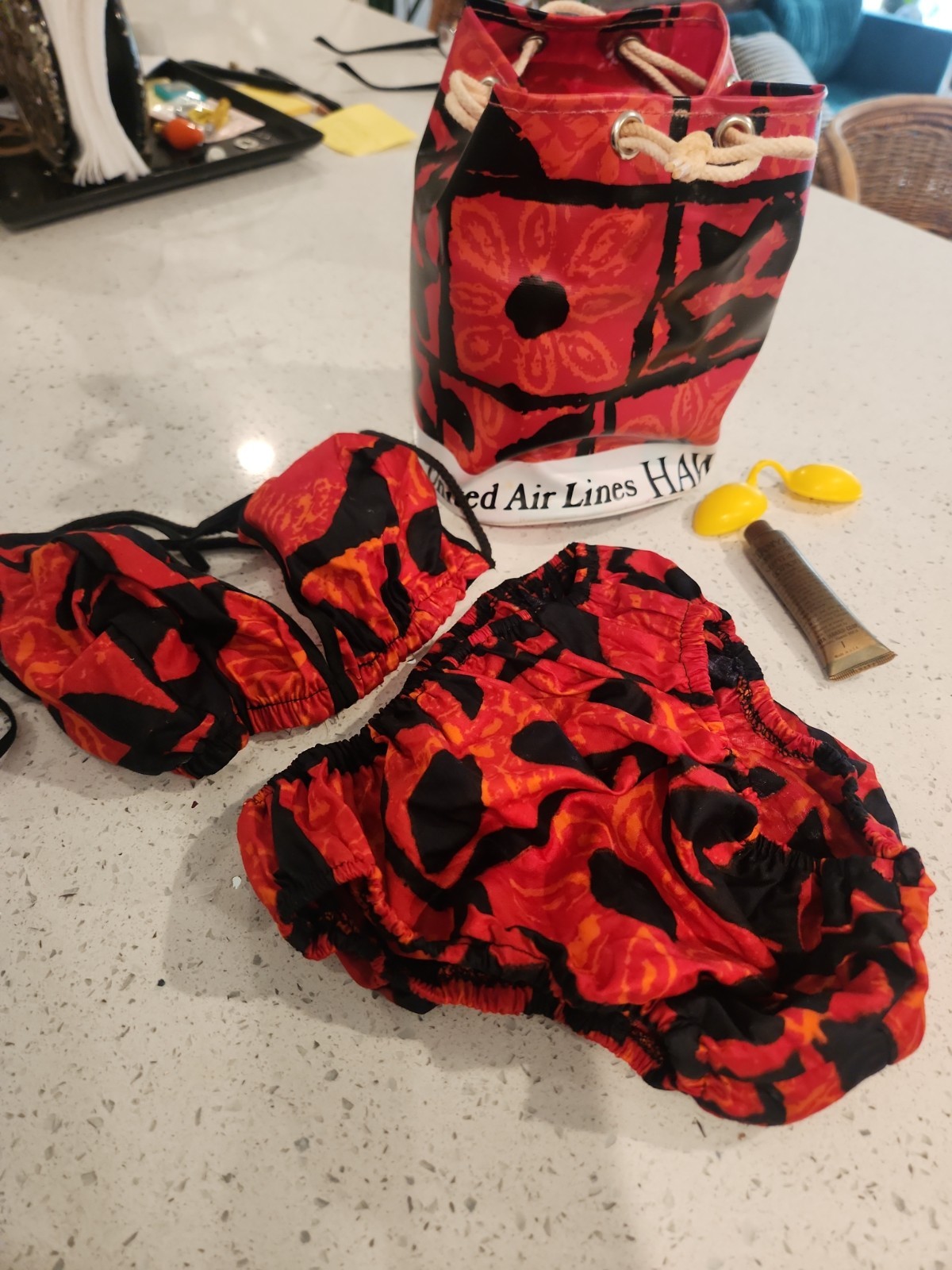 Vtg United Airlines Round Red Black Beach Bag Vinyl Hawaii Bikini Lotion Eye