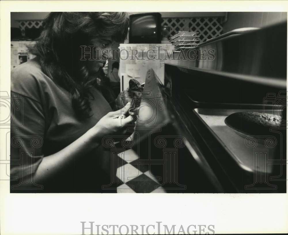 1995 Press Photo Sheila Powell checks her pies at Mrs. Powells Gourmet Pies