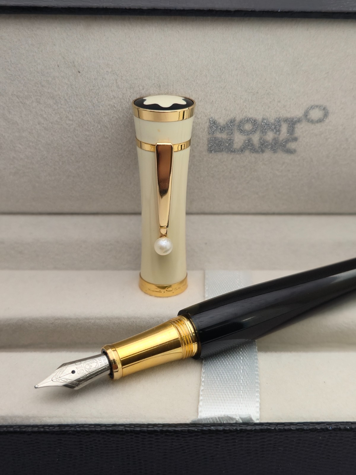 Montblanc Muses Line Greta Garbo Edition Fountain Pen - 