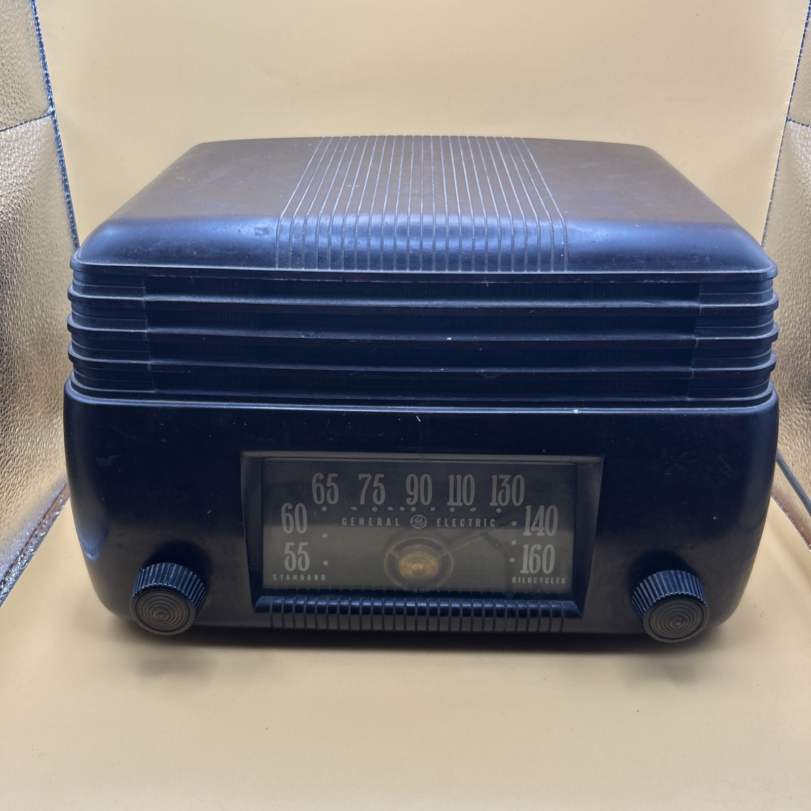 1946 - Vintage General Electric Model 200 Table Radio - Works