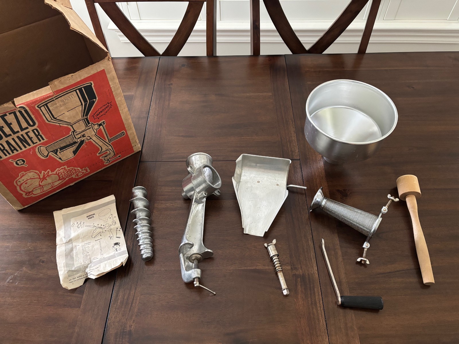 Vintage SQUEEZO Strainer by Berarducci Bros.  Model 400-TS with box and manual