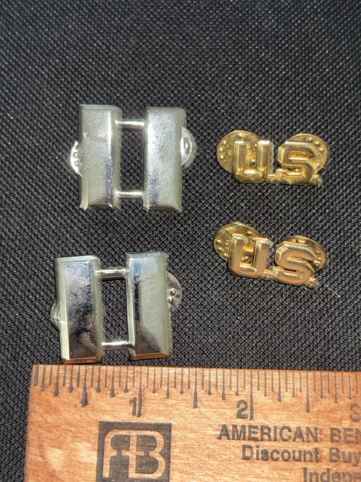 PAIR OF US ARMY   OFFICER CAPTAIN & US iNSIGNIA   CB`