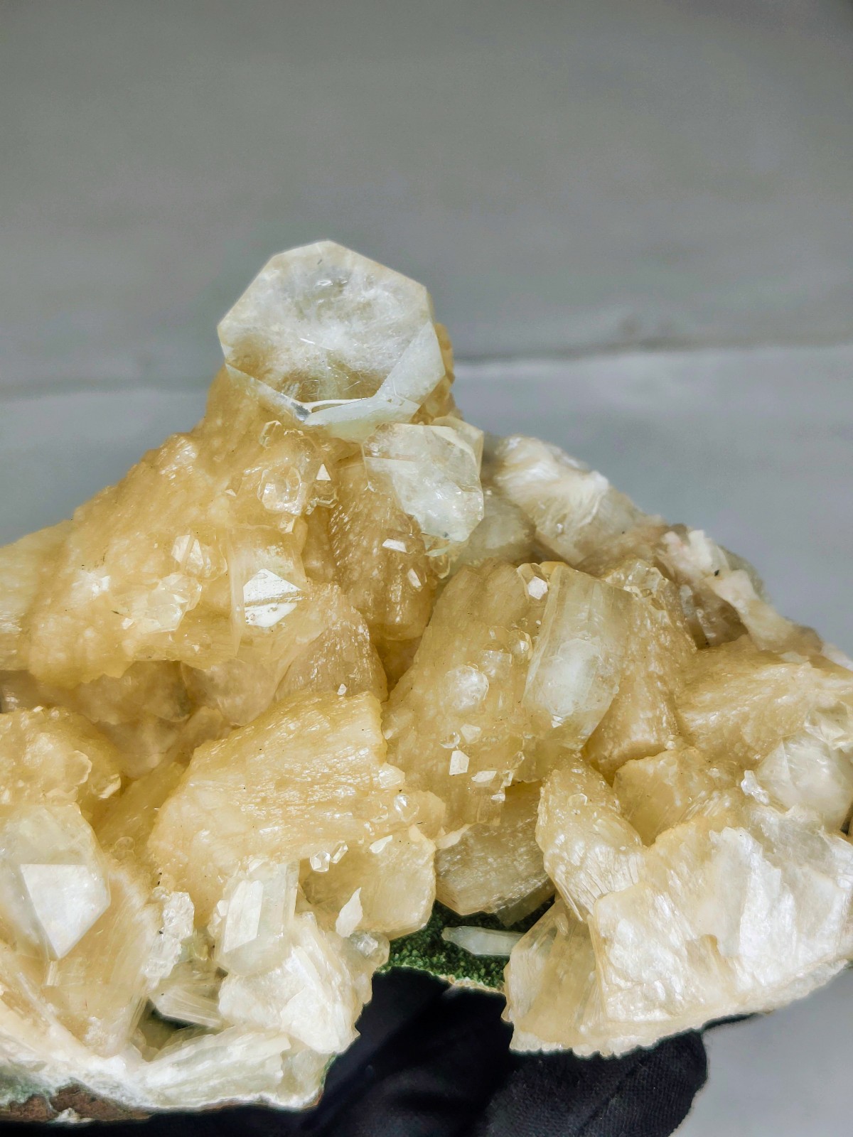 amazing BEAUTIFULL  APOPHYLLITE with stilbite minerals specimens