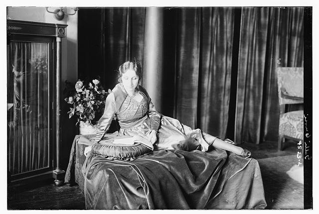 Photo:Galli - Curci,Bain News Service,woman reading book