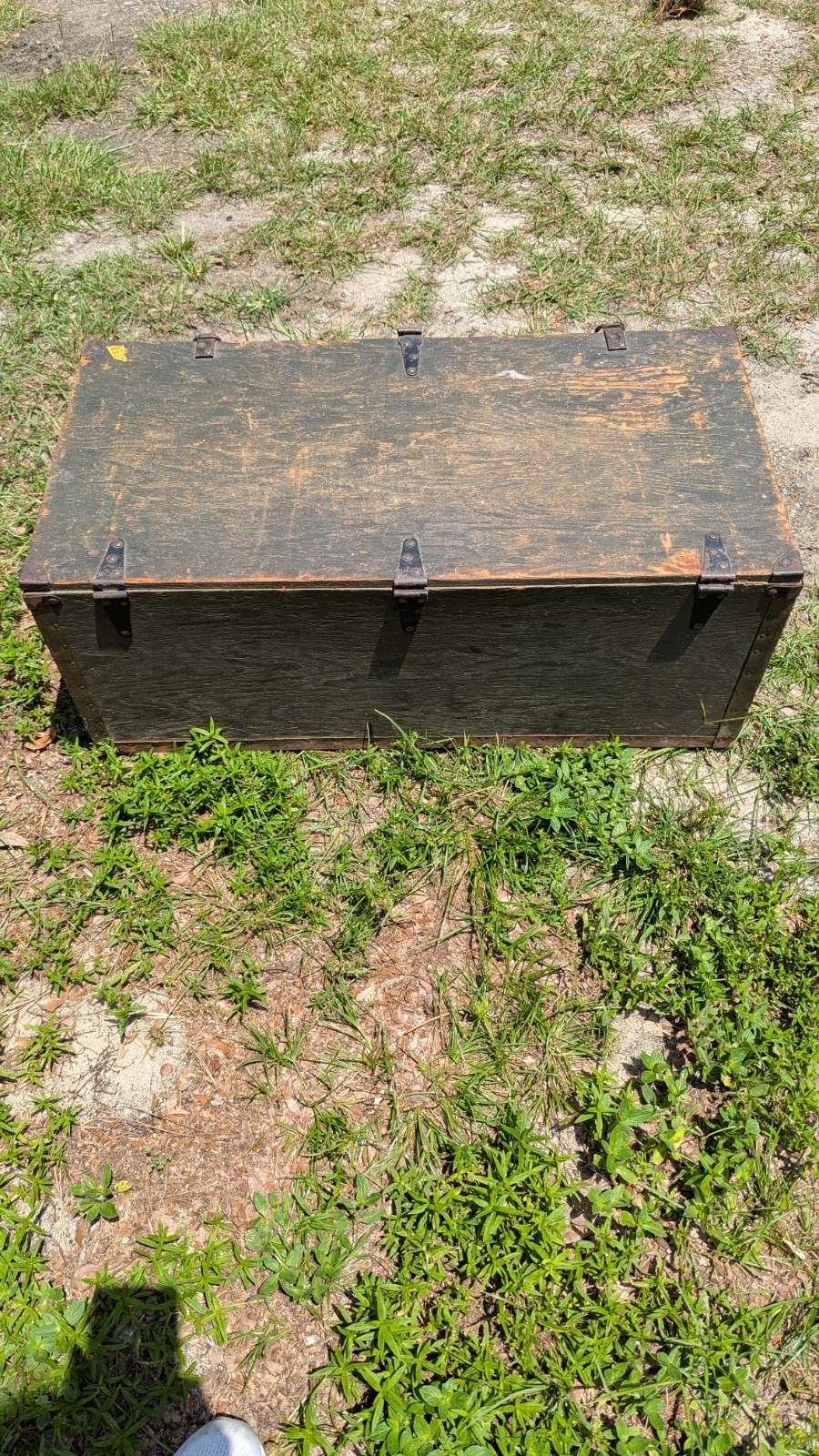 Vintage 1942 Bettinger Trunk Co Military foot locker Complete, Original, Sturdy