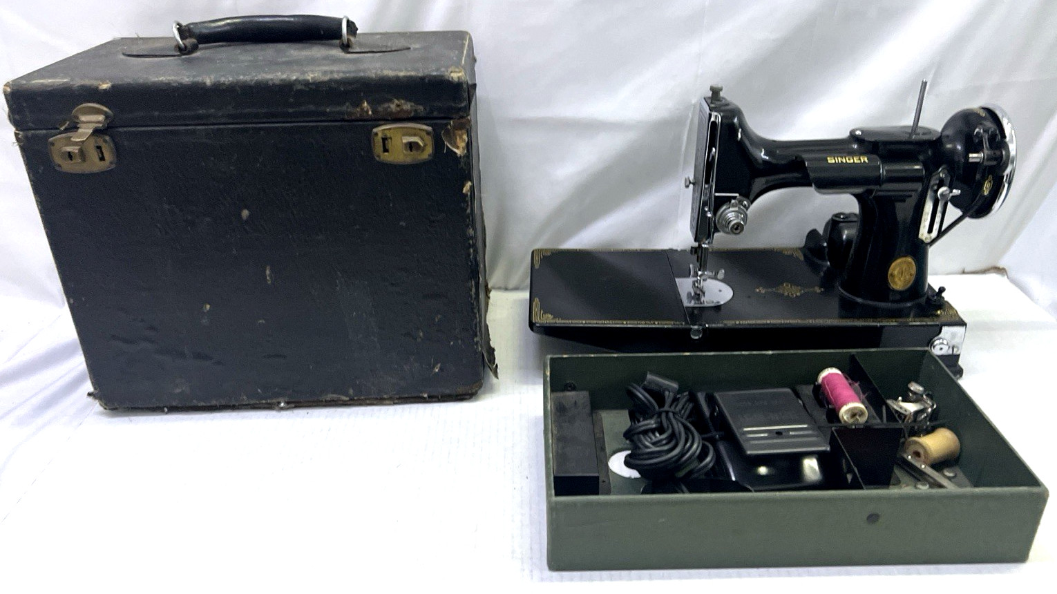 Vintage 1935 Singer Featherweight 221 Sewing Machine w/Accessories  - READ DESC