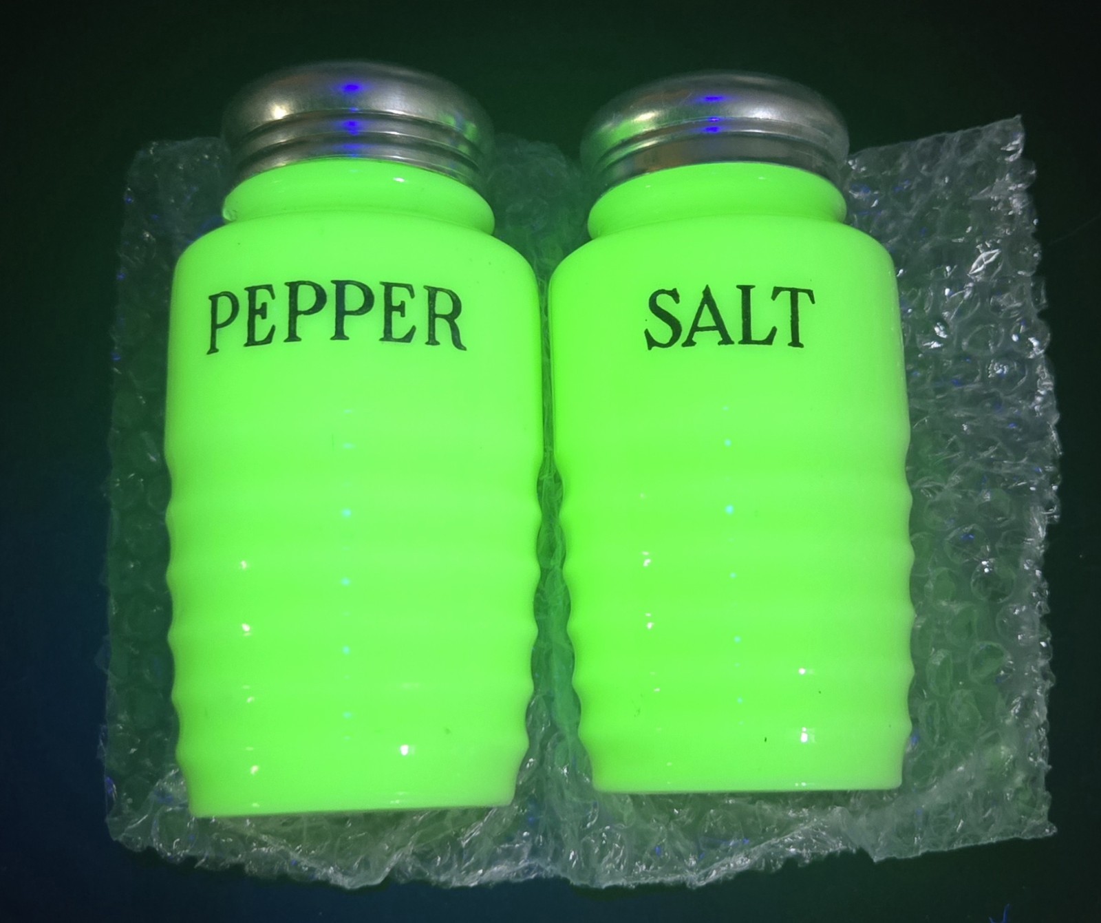 1950s Vintage Jadeite Glass Jeanette S/P Shakers Uranium Glass UV Glow Green