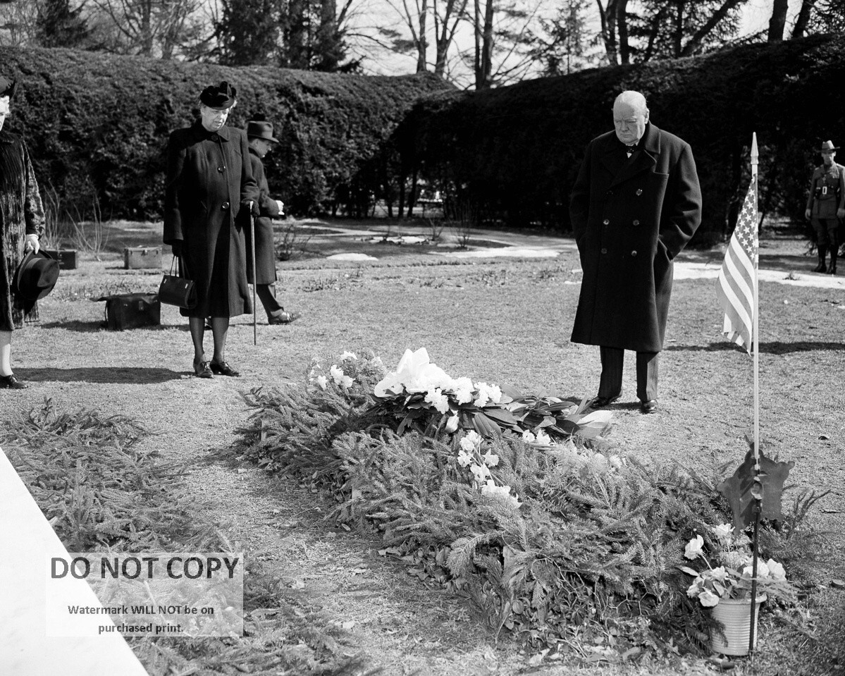 WINSTON CHURCHILL VISITS THE GRAVE OF FRANKLIN D. ROOSEVELT  8X10 PHOTO (AB-511)