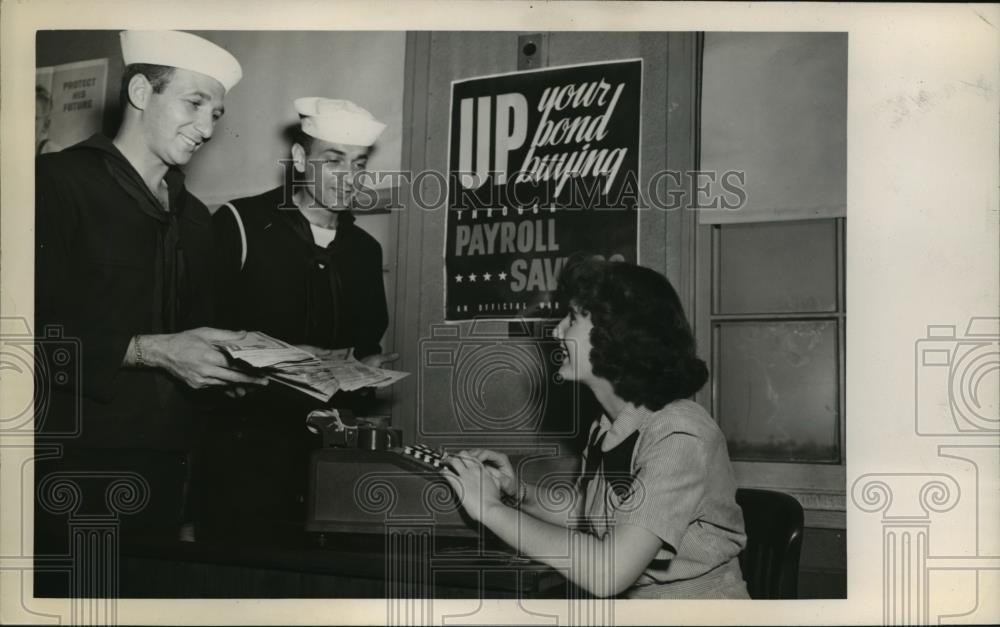 1945 Press Photo sailors pose purchasing United States War Bonds - nemo17558