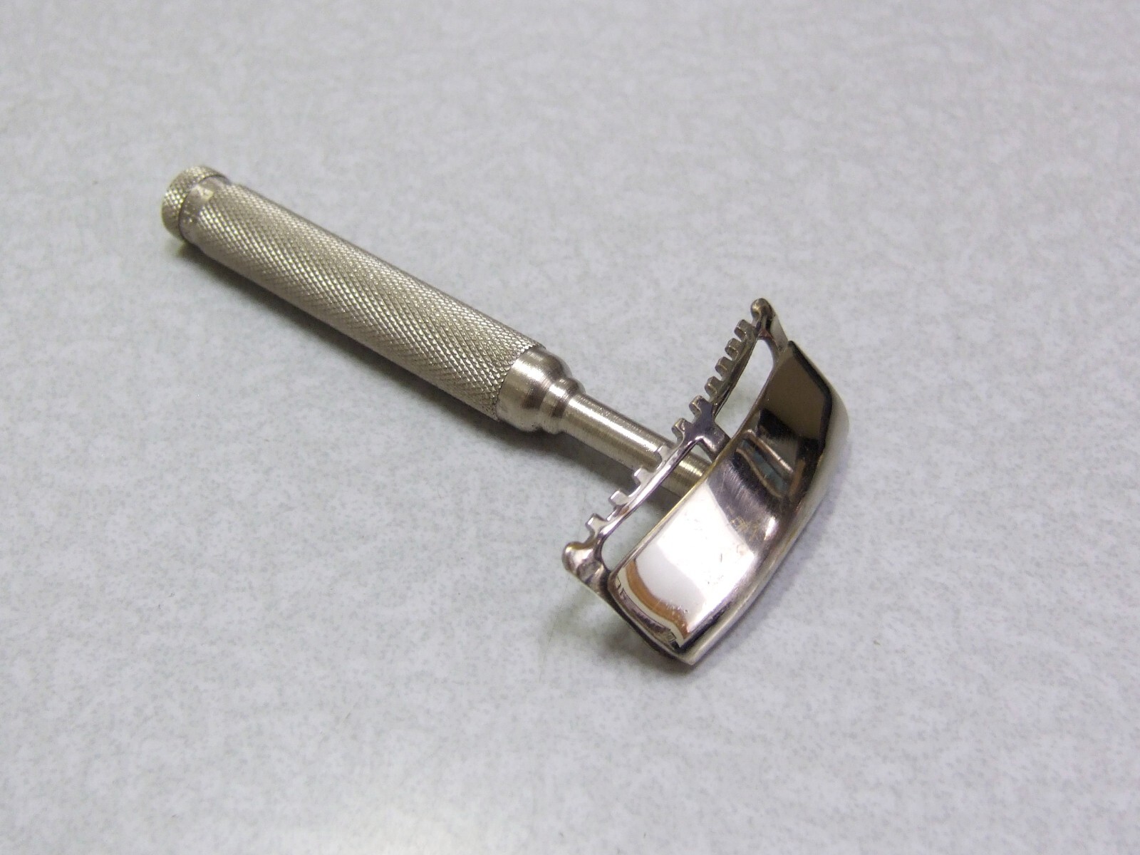 VINTAGE LADY’S BOUDOIR SAFETY-ETTE RAZOR CURVED HEAD