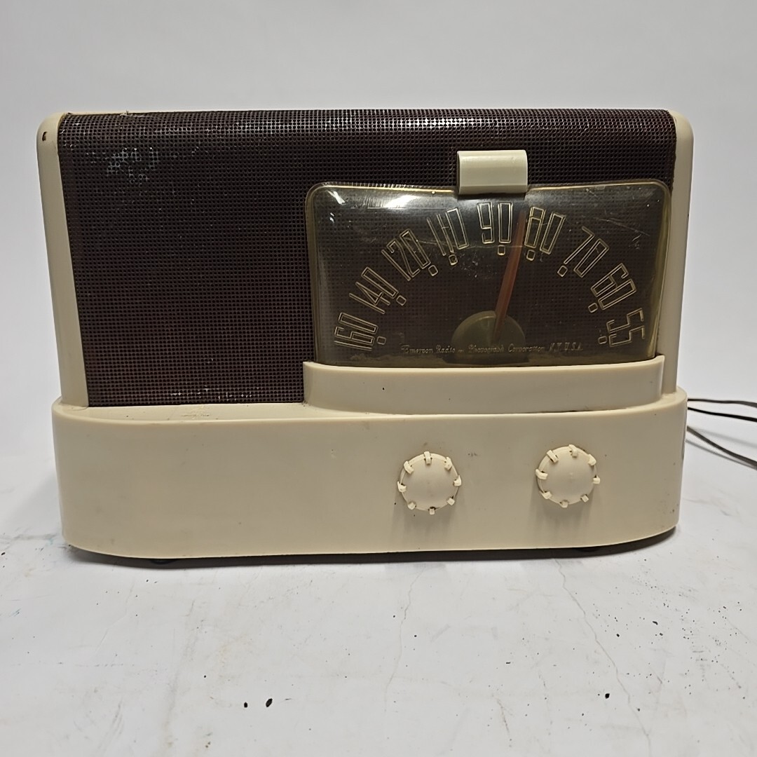 1947 Emerson Model 511 Moderne Tube Tabletop Tube AM Radio Plaskon Cream Brown 