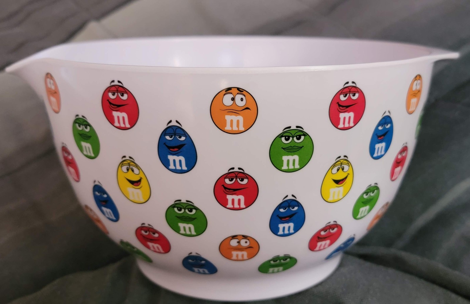 M&M\'S World 2011 Melamine Mixing Bowl 8\