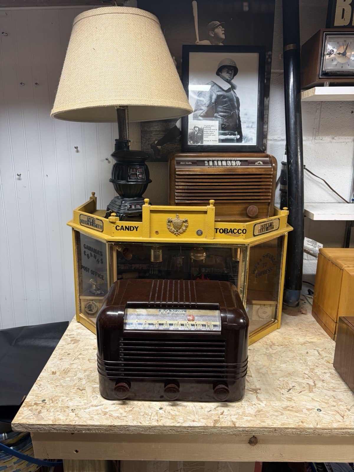 Vintage 1940s RCA Victor Bakelite Tube Table Radio .