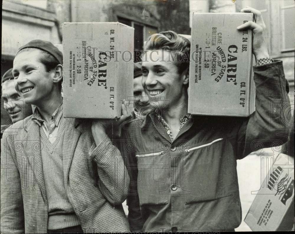 1961 Press Photo Hungarian Freedom fighters carry 