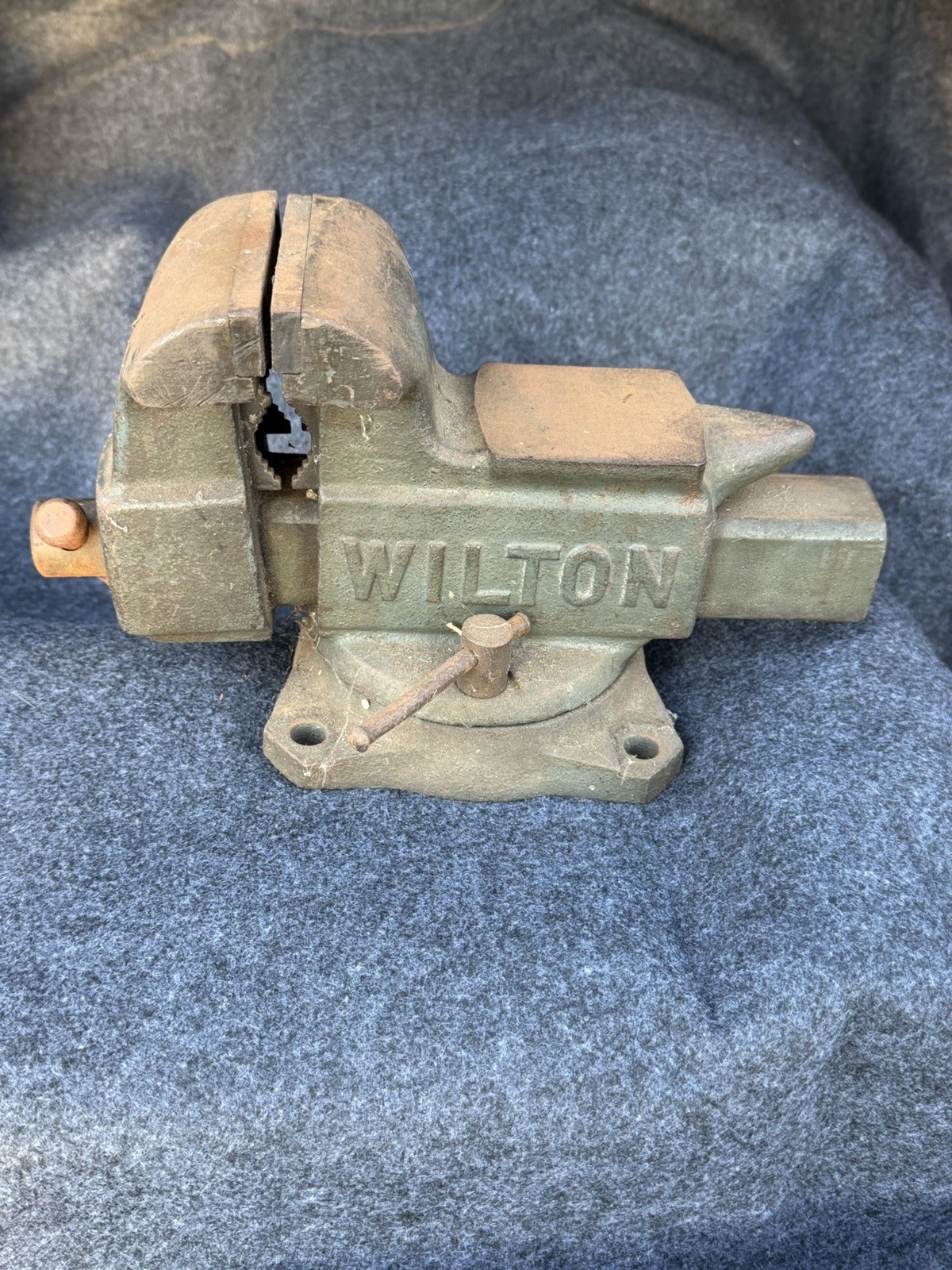Vintage WILTON Swivel Bench Vise W/ Anvil Horn Pipe Jaws 643½ USA Made