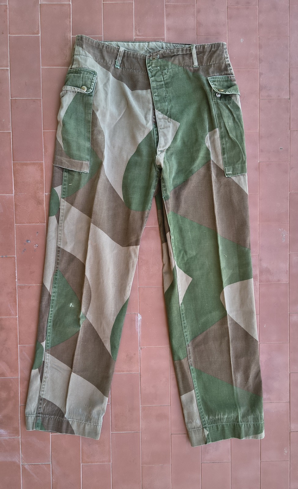 *RARE* 1980s Peruvian leaf camouflage army uniform pants size S