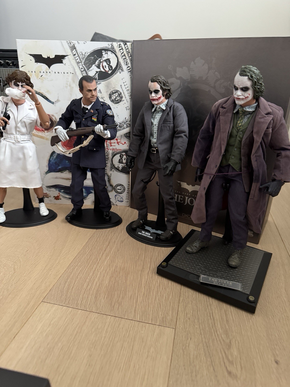 Hot Toys DX01 The Joker 1/6 And MMS79 Bank Robber Joker + Bonus Set Dark Knight