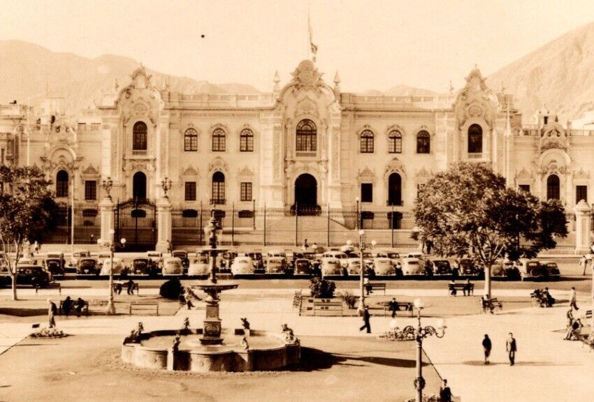 c1946 RPPC Palacio De Gobierno LIMA Peru Classic Cars & People VINTAGE Postcard
