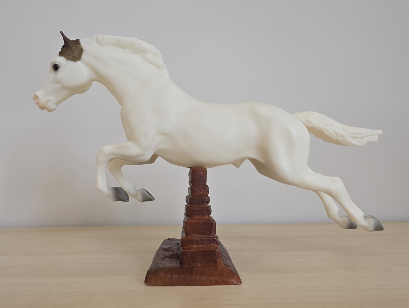 Breyer Traditional Model Horse SACRED INDIAN #723 Jumping w/ Base VTG 1998-1999