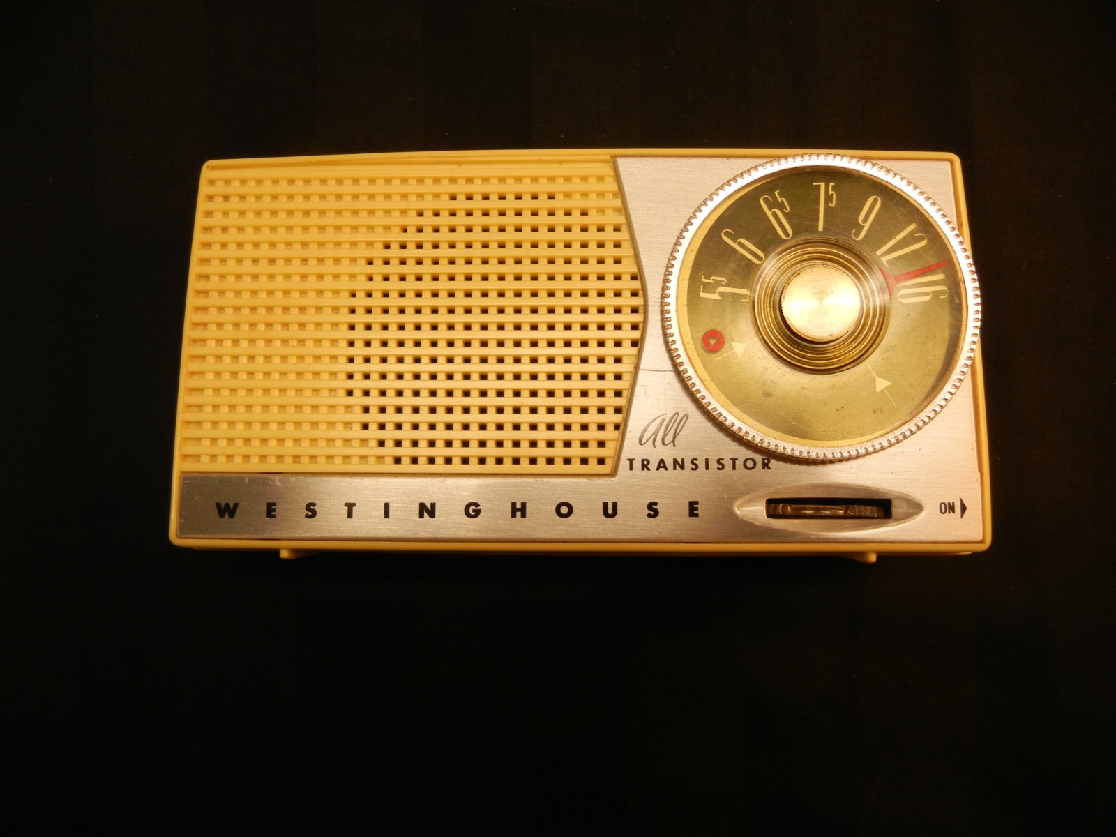 WESTINGHOUSE Mod. H-612P5, Five Transistor Radio.  Yellow Cabinet.  WORKING.