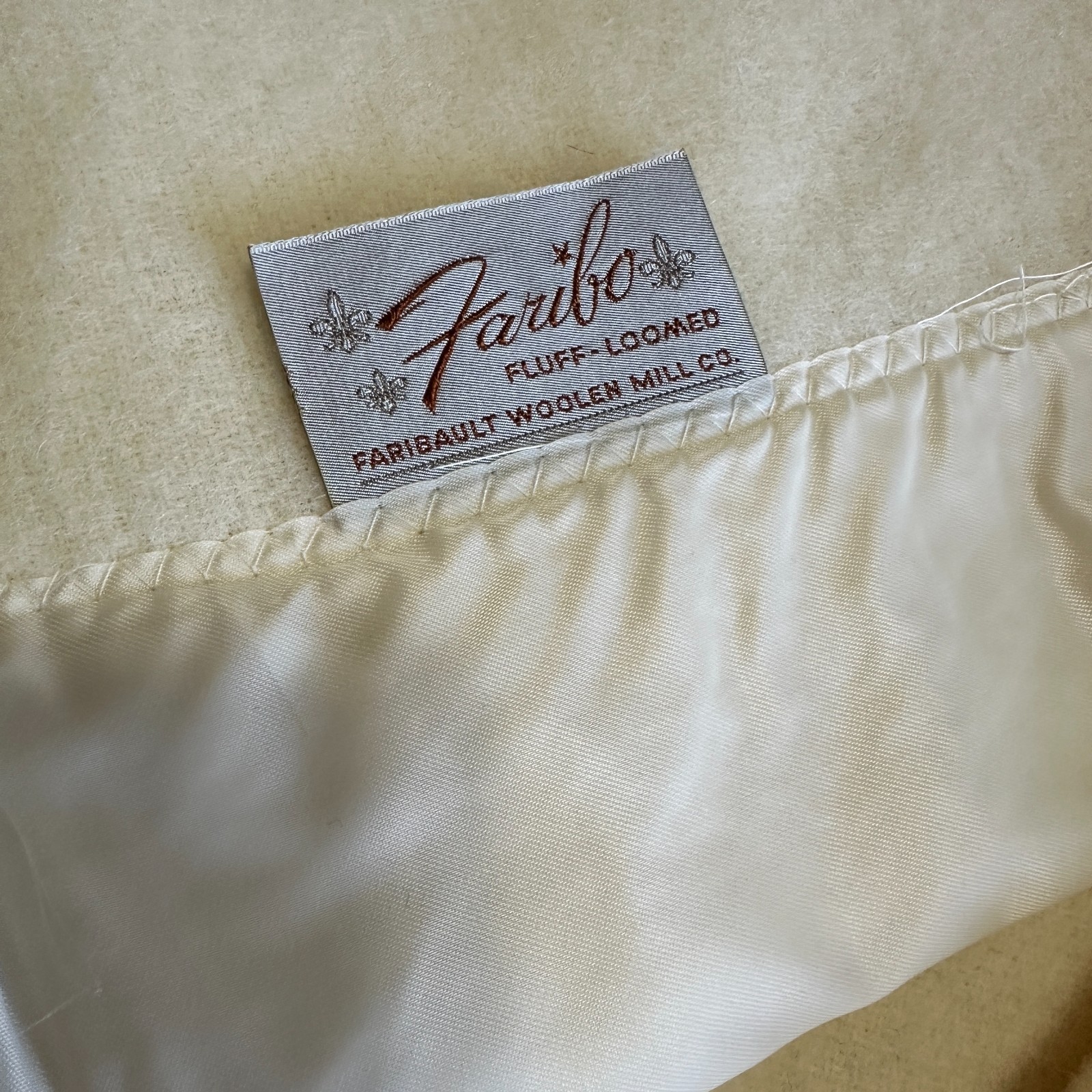 New  Faribo Fluff-Loomed 100% Wool Satin Edged Cream Blanket 72 x 92” Vintage